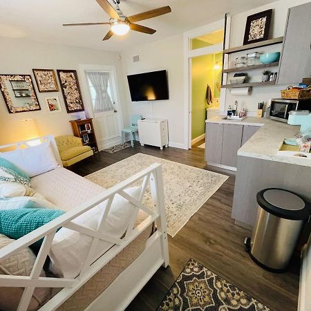 Coastal Chic Suite With Kitchenette And Private Entrance Сент-Питерсберг Экстерьер фото